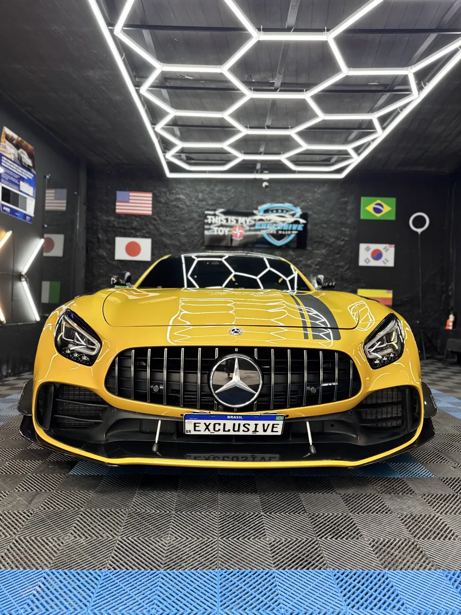 Mercedes-AMG amarelo fotografado de frente no estúdio da Exclusive Car