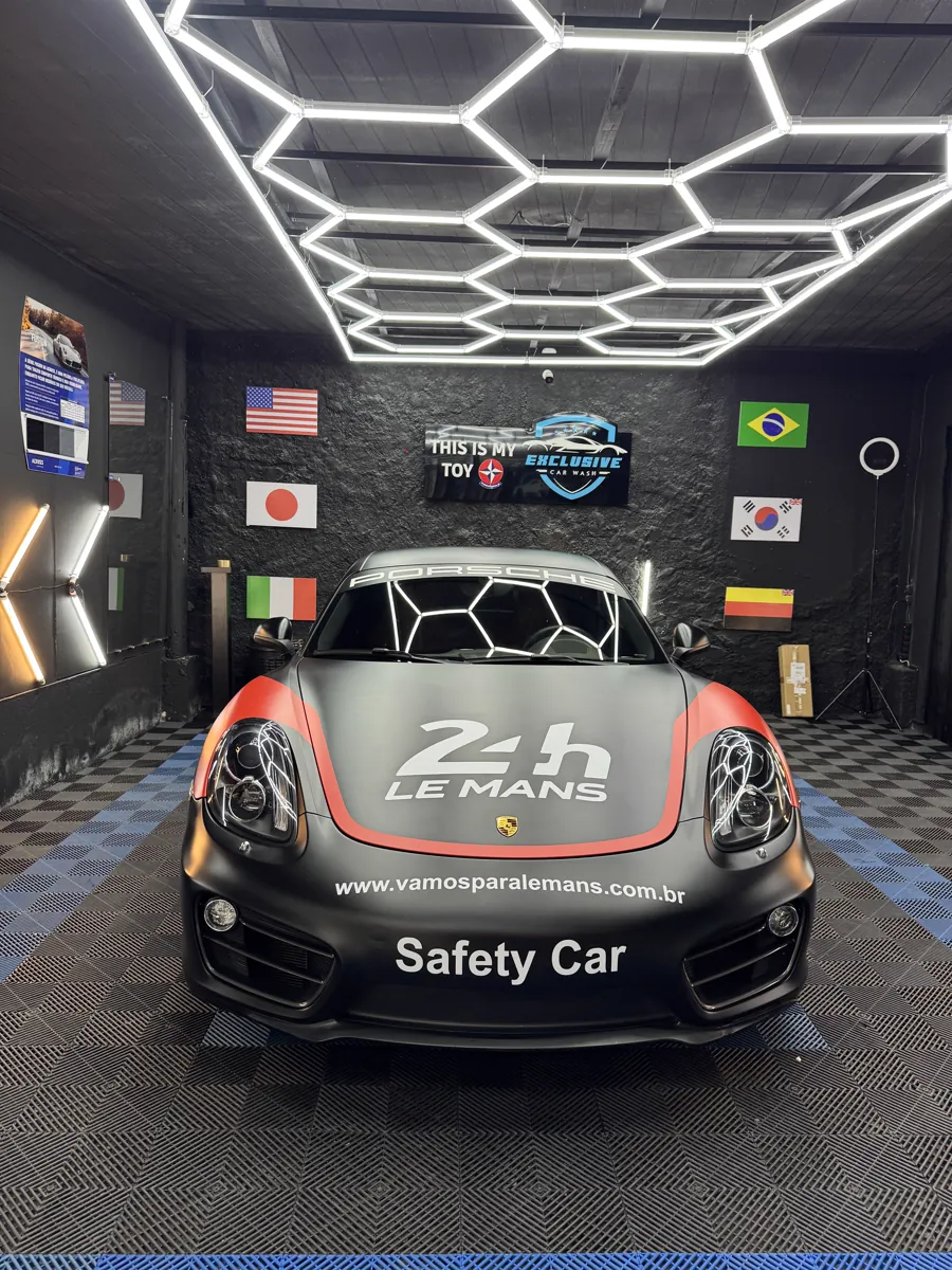 Porsche Safety Car fotografado de frente no estúdio da Exclusive Car