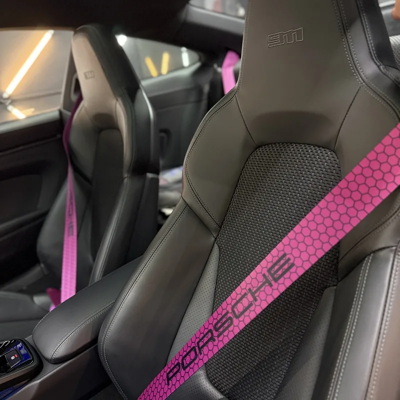 Interior Porsche com cintos rosa personalizados