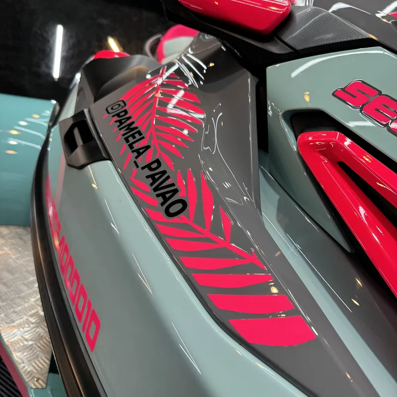 Personalização gráfica aplicada em jet-ski