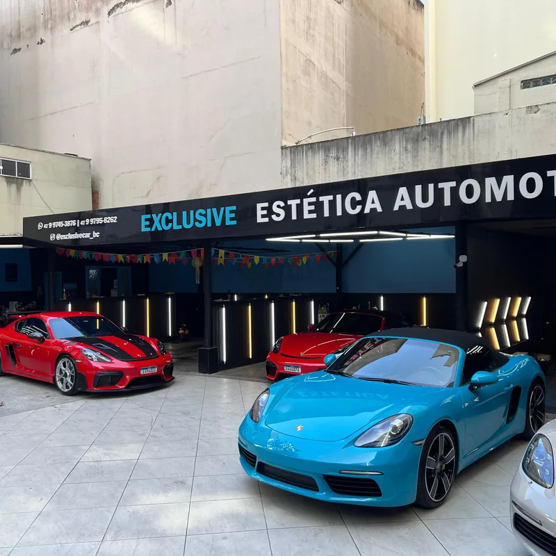 Fachada da Exclusive Car com veículos atendidos