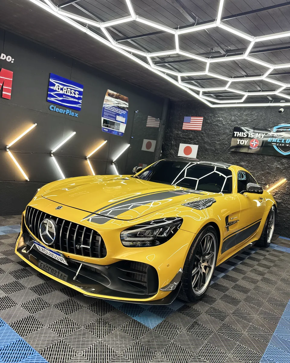 Mercedes-AMG amarelo finalizado na área de detalhamento