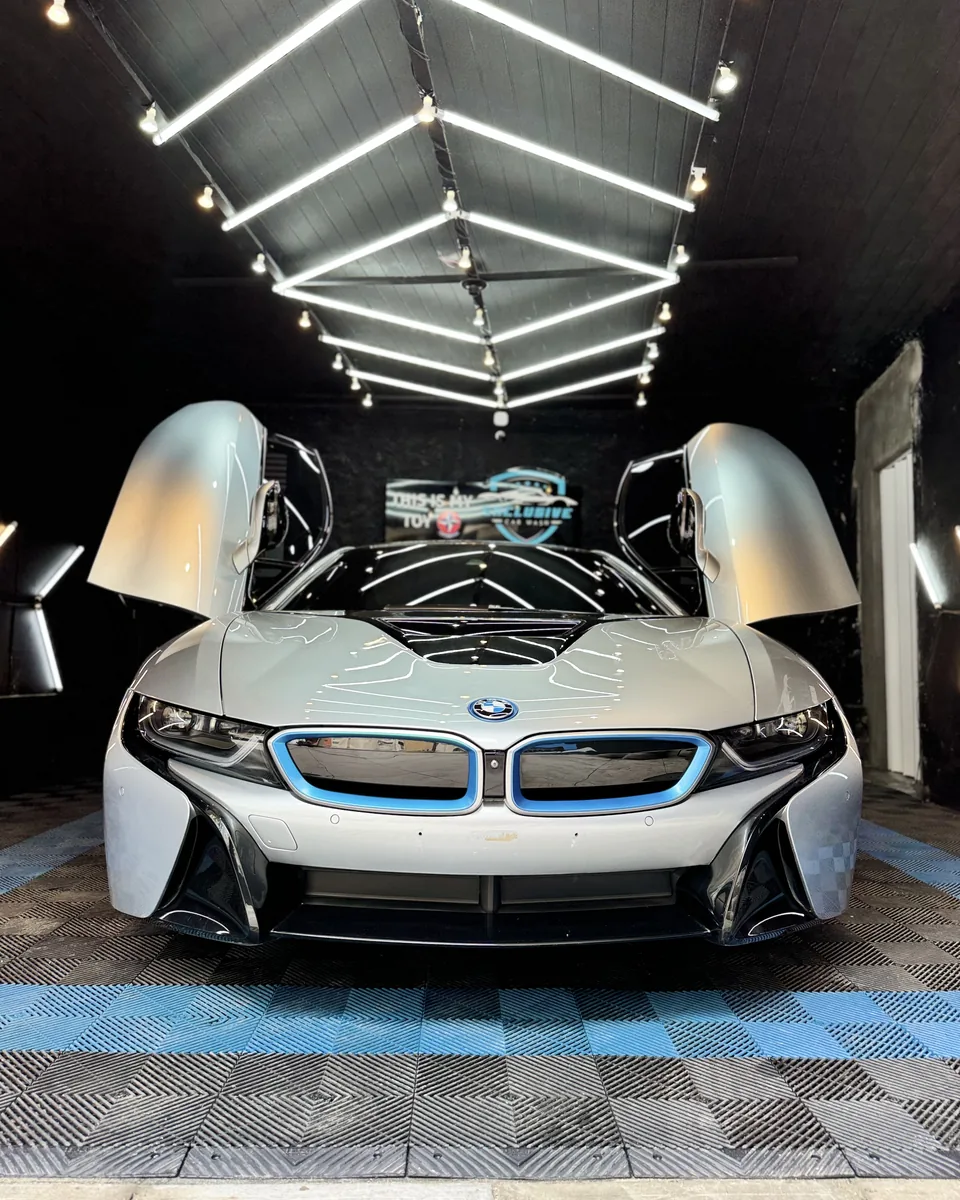 BMW i8 branco finalizado no estúdio Exclusive Car
