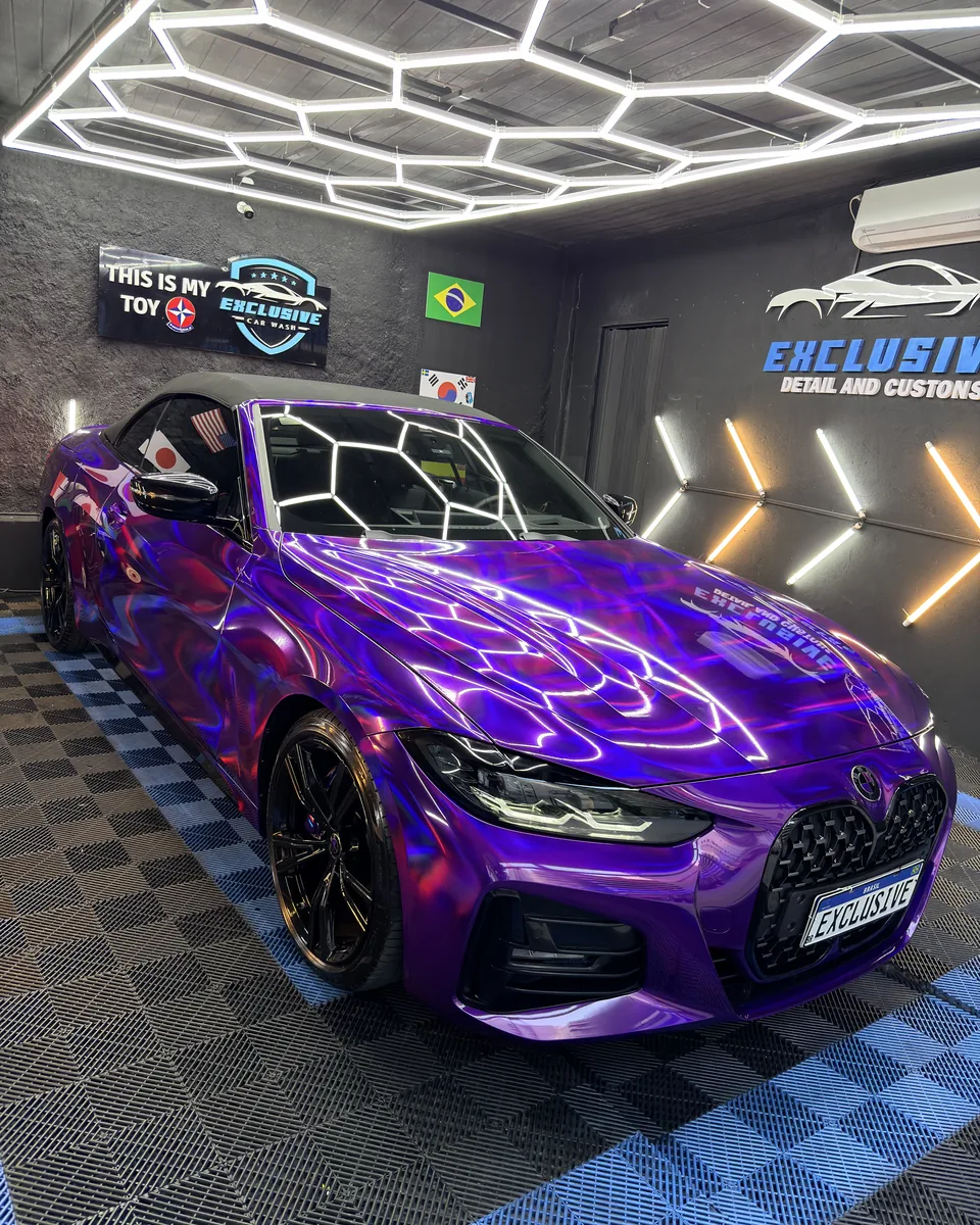BMW roxo personalizado sob iluminação técnica