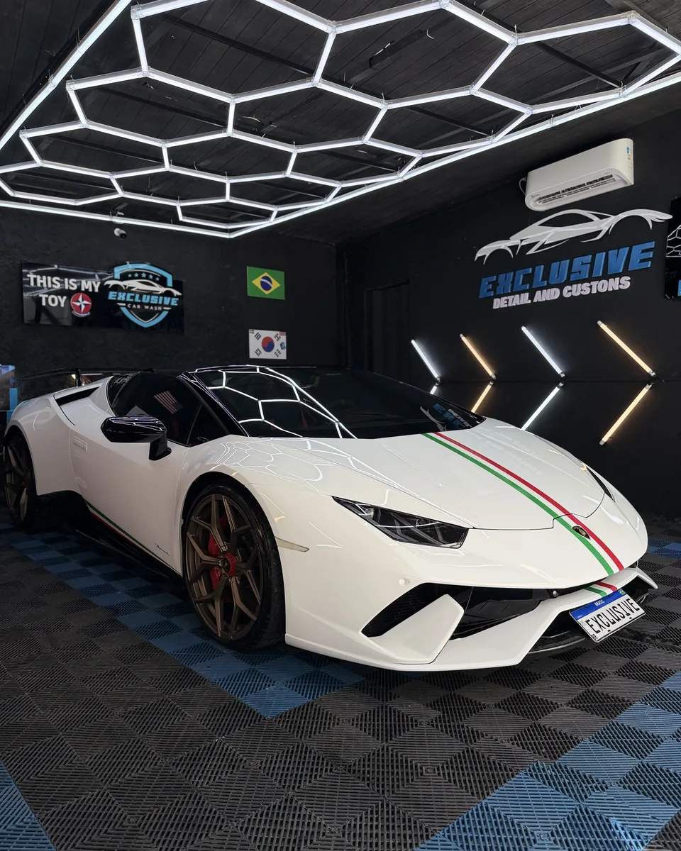 Lamborghini branca finalizada dentro do estúdio Exclusive Car