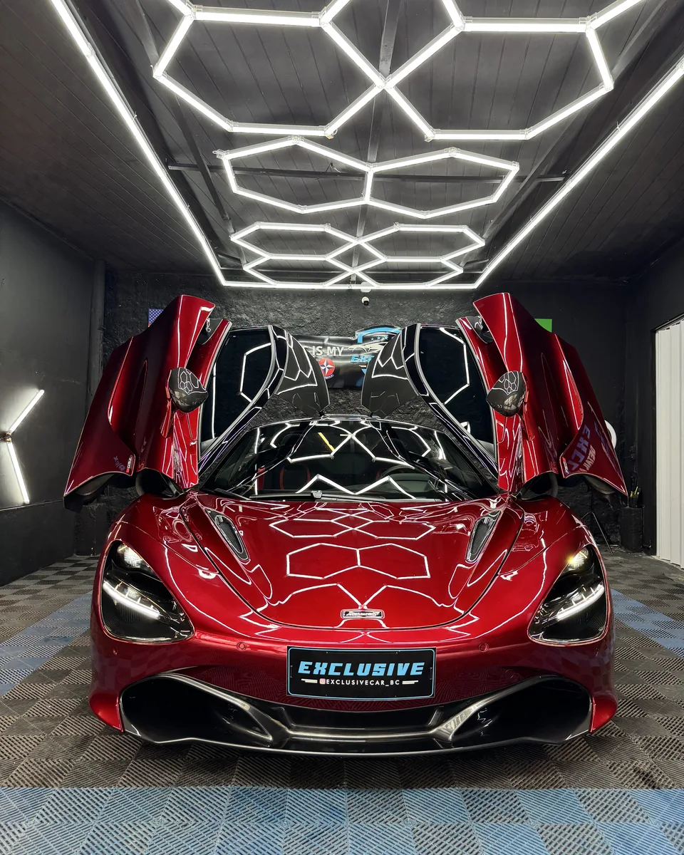 McLaren vermelha com portas abertas dentro do estúdio Exclusive Car