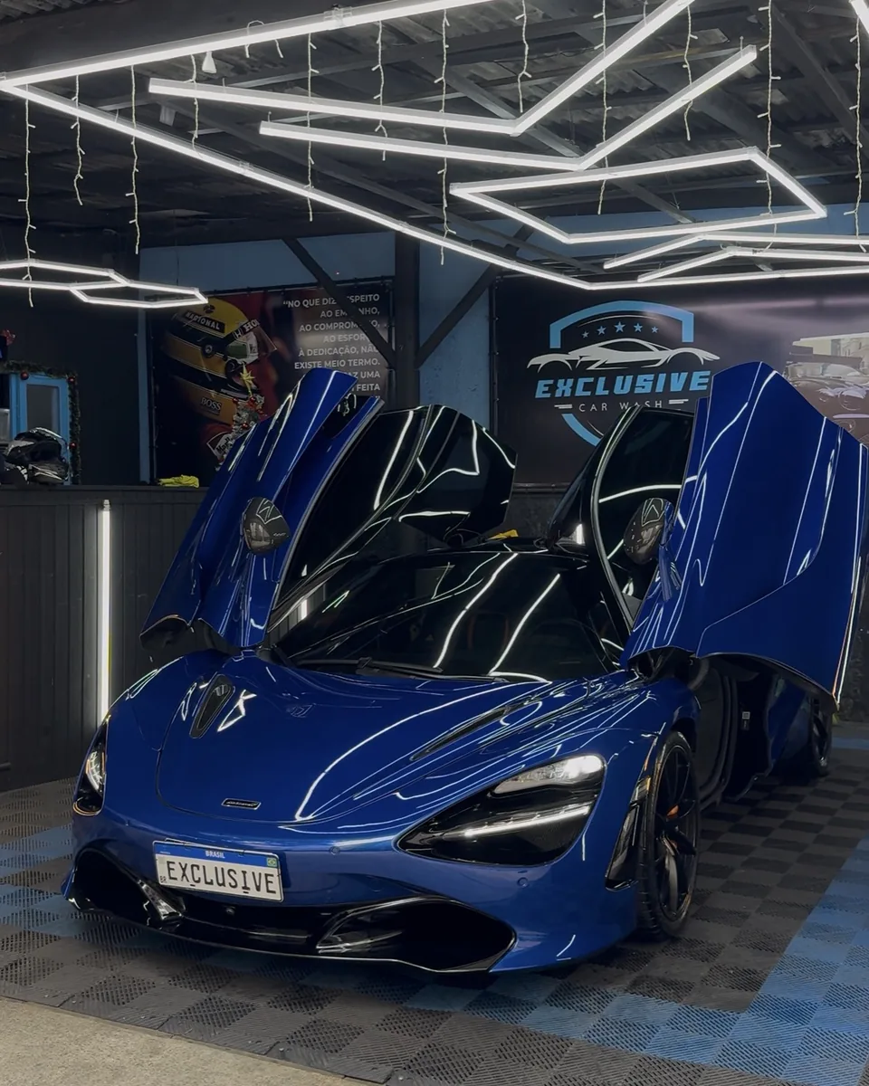 McLaren azul com portas abertas após serviço na Exclusive Car