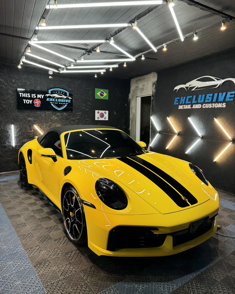 Porsche amarelo finalizado sob a iluminação técnica da Exclusive Car