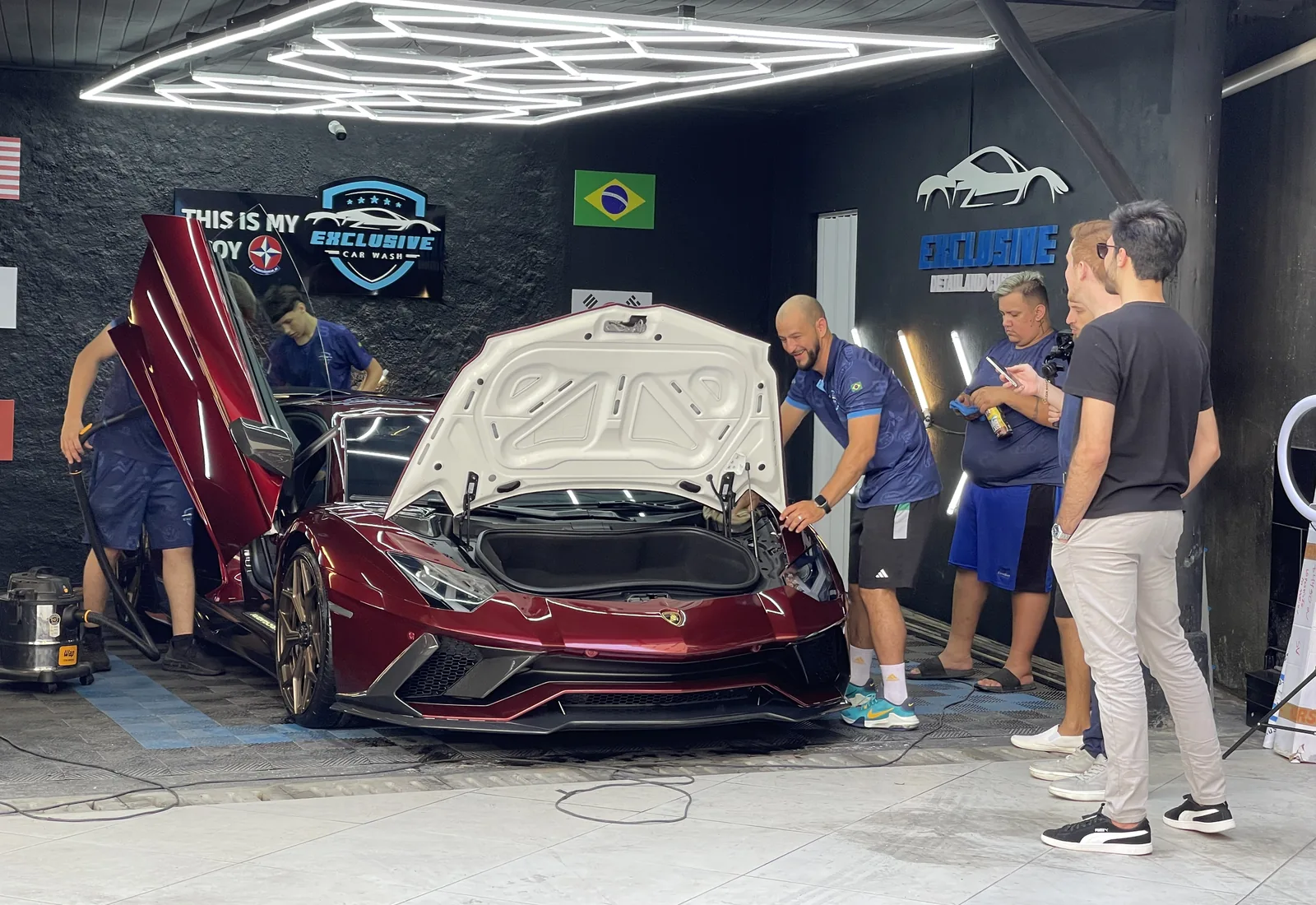 Equipe Exclusive Car trabalhando em um superesportivo com o capô aberto no estúdio