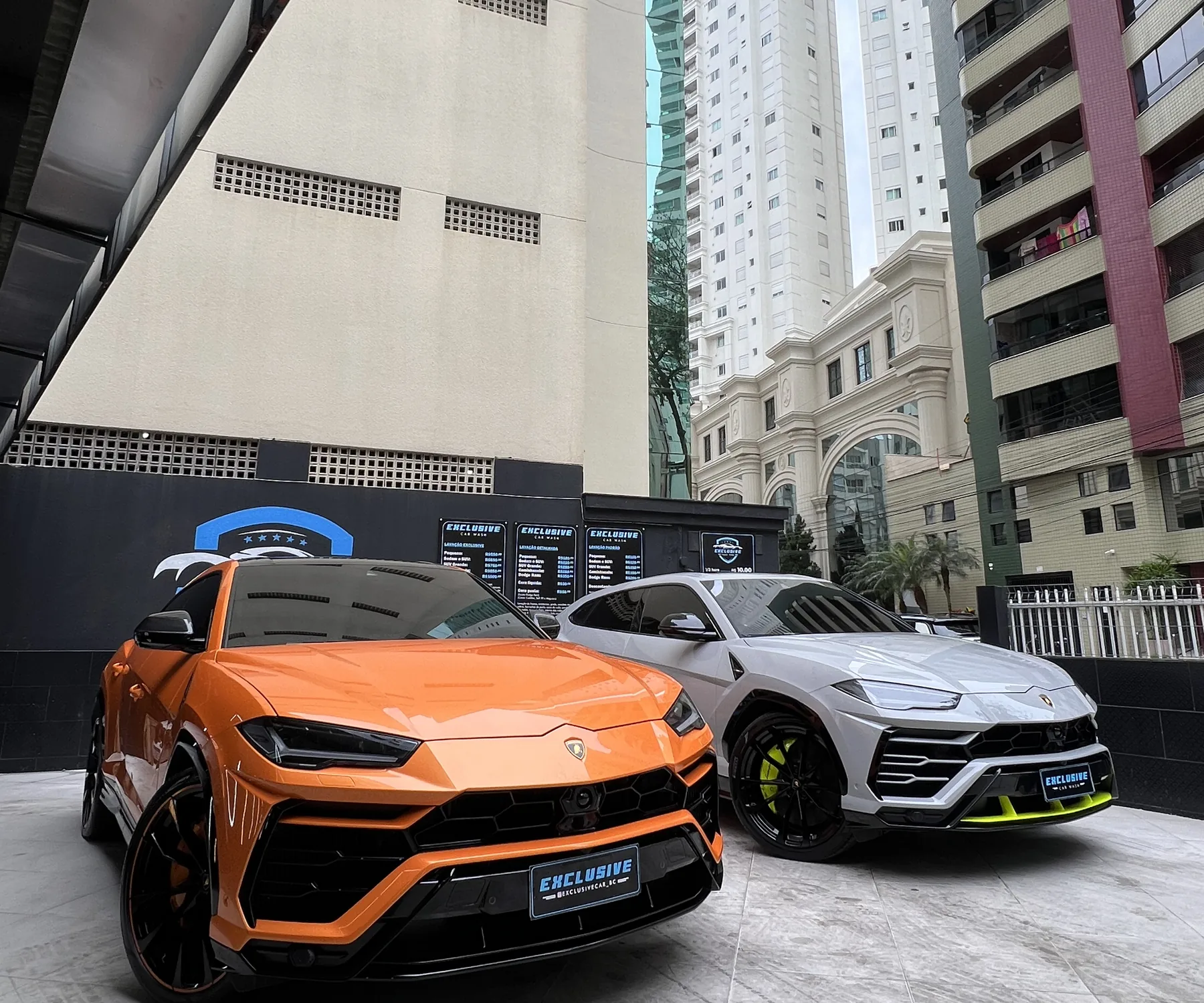 Dois SUVs atendidos pela Exclusive Car em meio aos edifícios de Balneário Camboriú